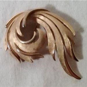 VTG TRAFARI GOLD TONE SWIRL LEAF WOMEN'S BROOCH